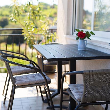 Apartment Lela Кърк Екстериор снимка